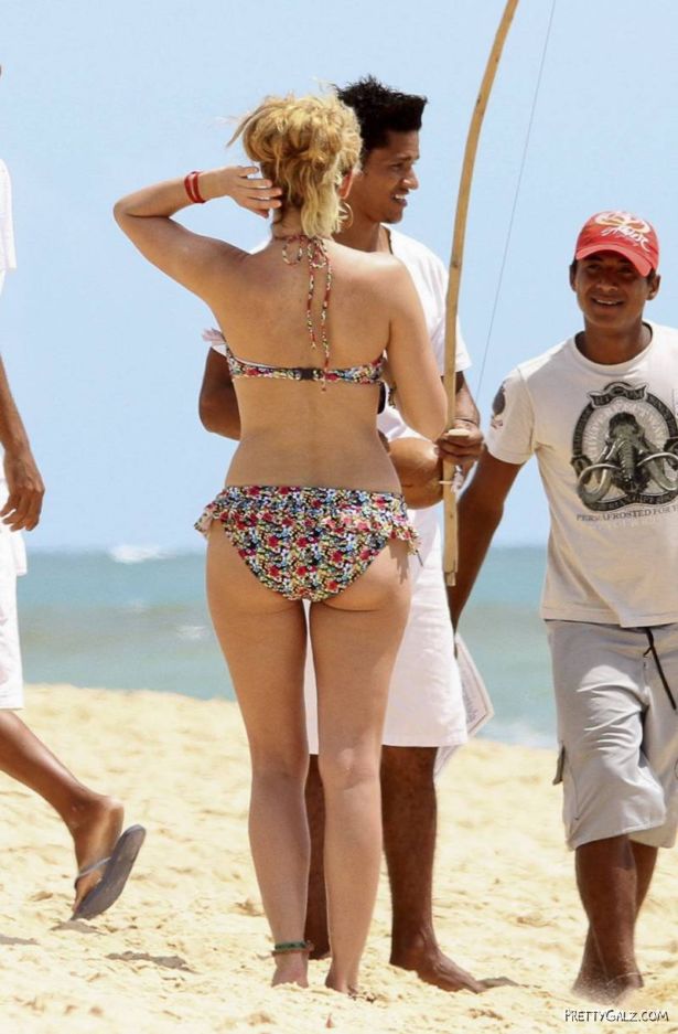 Kelly Brook Having Fun At Beach